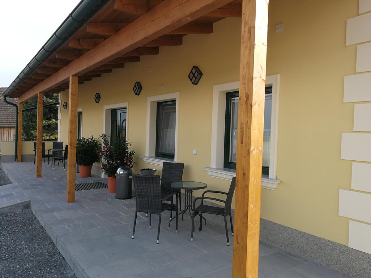Pension Zum Strell Hollabrunn Extérieur photo